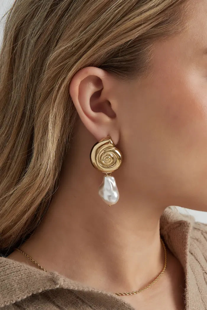 Round pearl shell earrings