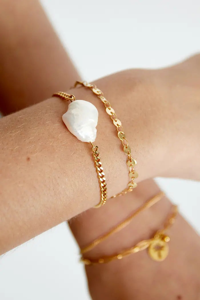 Statement pearl bracelet