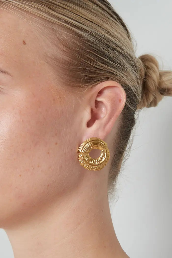 Round structure earrings