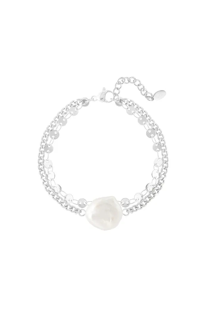 Statement pearl bracelet